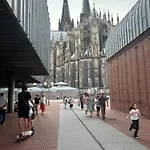 4 Min Naehe Von Hbf Und Dom Mit Garten ,balkon & Office Cologne